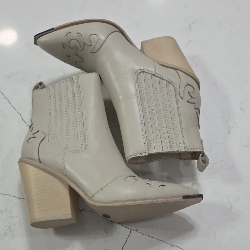 Steve Madden Cream Ankle Booties Sz7M Leather Excellent Conditions Almost New
